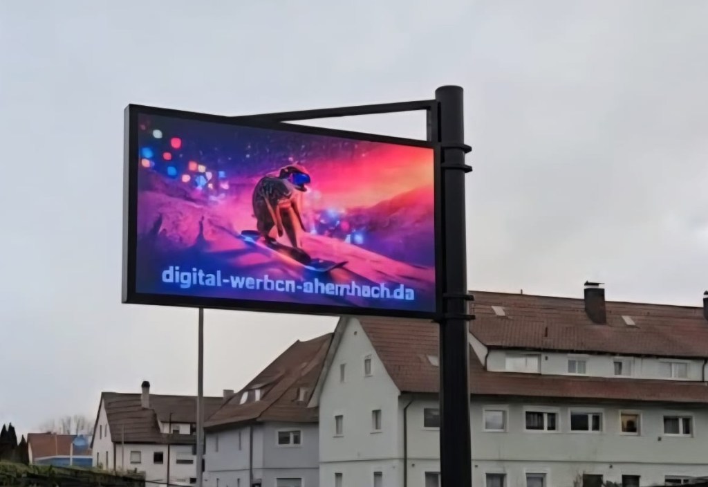 Digitale Werbeleinwand Ebersbach für regionale Außenwerbung im Filstal direkt an der Stuttgarter Straße.